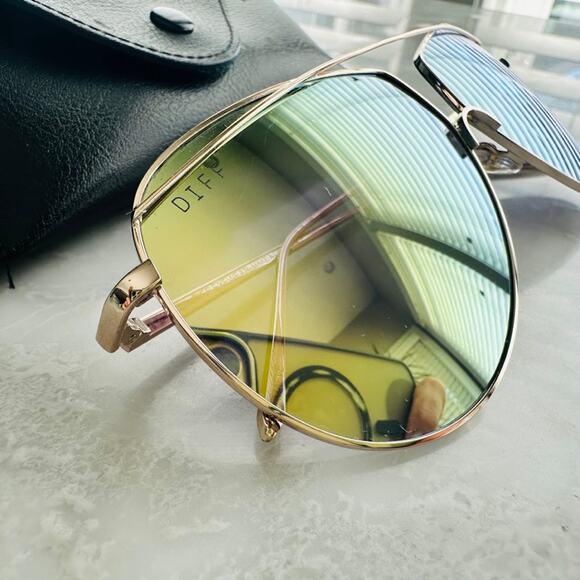DIFF Eyewear Maeve Sunglasses in Gold Reflect Mirror Oversized with Case - Picture 2 of 7